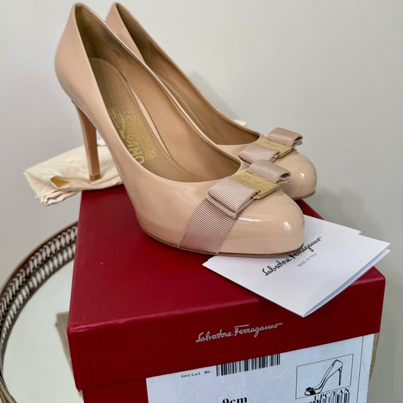 FERRAGAMO VARA BOW PATENT PUMP - Picture 2 of 10